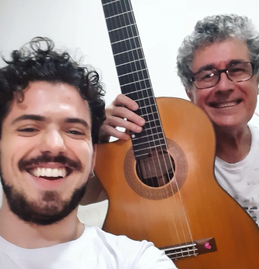 Igor Lazier e Cláudio Menandro ao lado de um violão